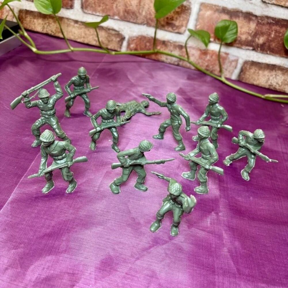 Lot of 16 Plastic Green Army Men Toy Soldiers, Used